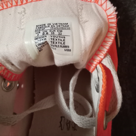 Converse - Picture 3 of 7